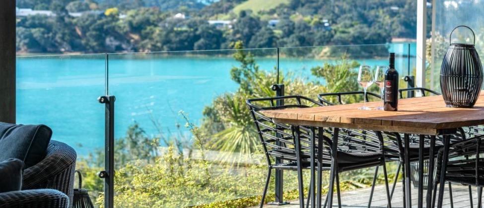 Bay Views On Burrell | Logo | Waiheke.co.nz