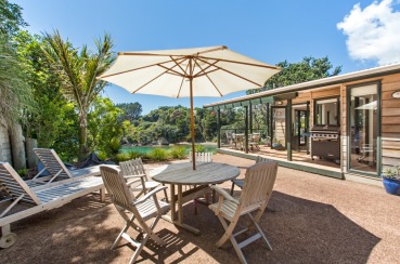 Beachfront Enclosure Bay | Waiheke.co.nz